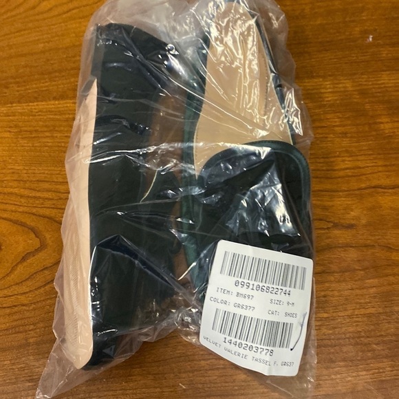 J Crew Marie tassel loafers in velvet
Item BM697 - Picture 6 of 6